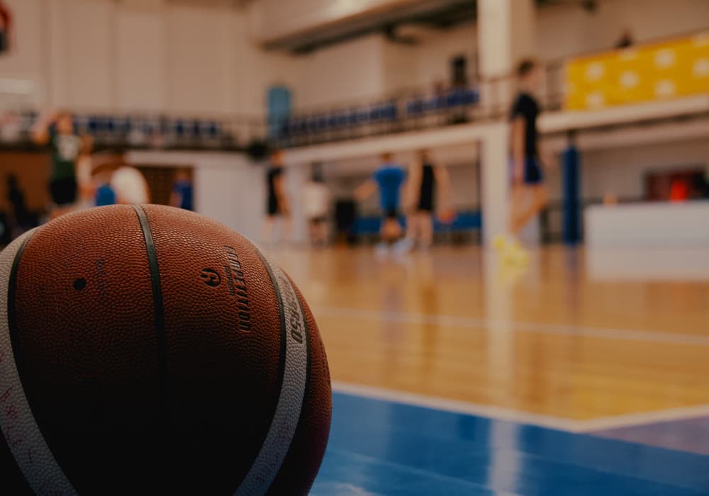 Basketbalový míč na palubovce v hale