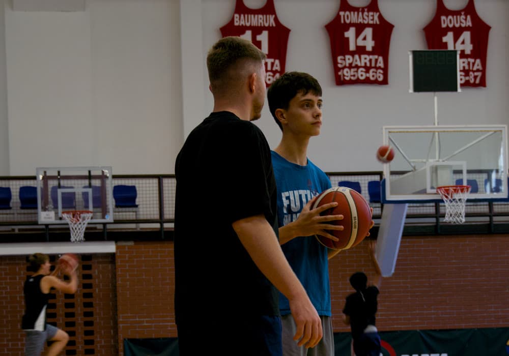Ondra s hráčem při individuálním tréninku